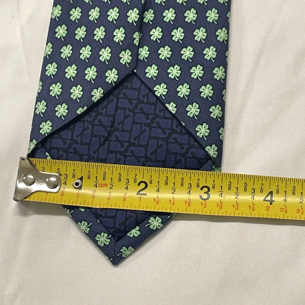 Vineyard Vines Martha's Vineyard 100% Silk Mens Neck Tie Navy 4 Leaf Clover - Picture 7 of 8